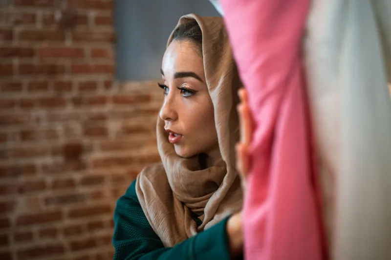 Cotton, Crepe, or Polyester? A Thoughtful Guide to Choosing the Right Fabric for Your Jilbaab Wardrobe